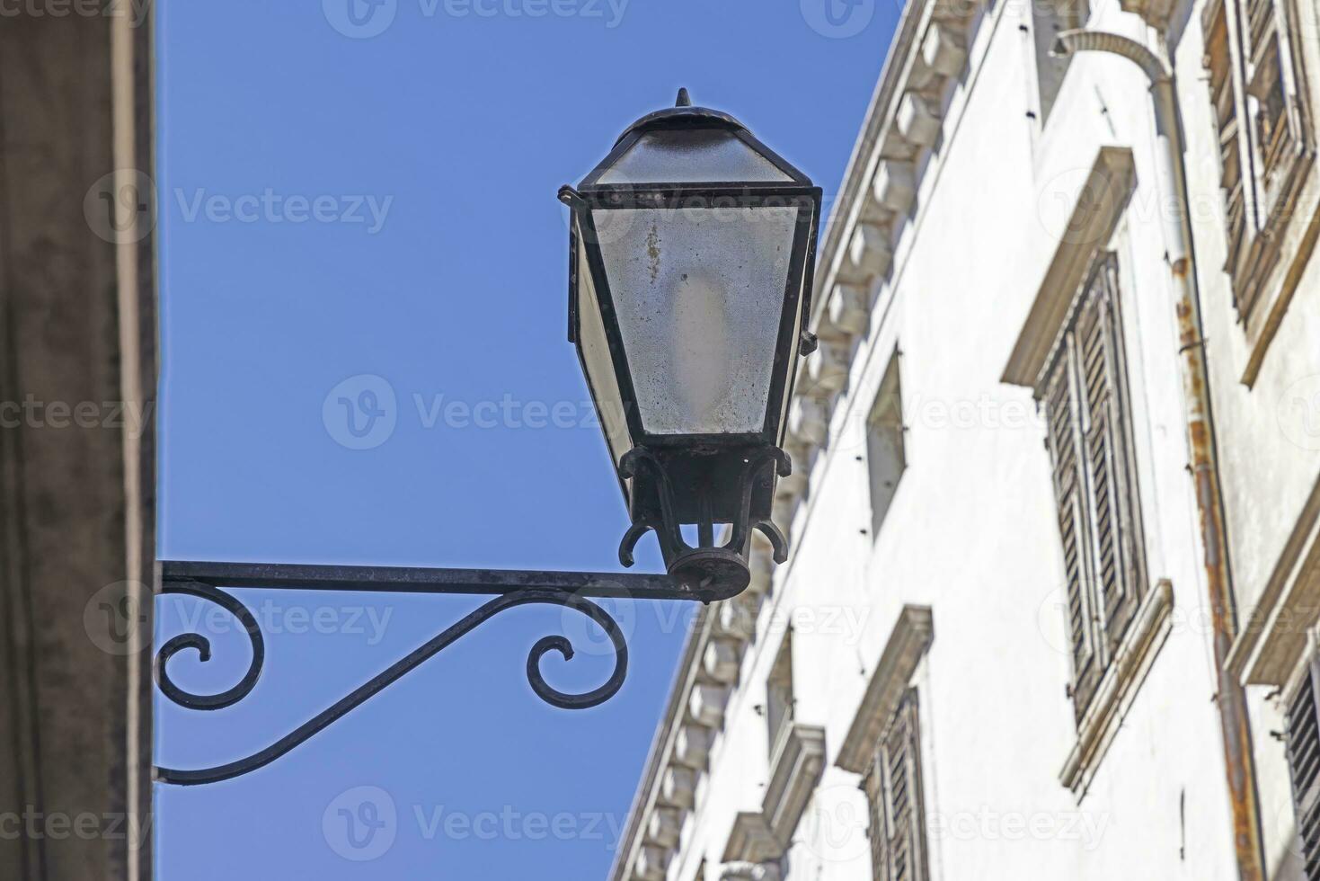 immagine di un' storico strada lampada su un' Casa parete foto