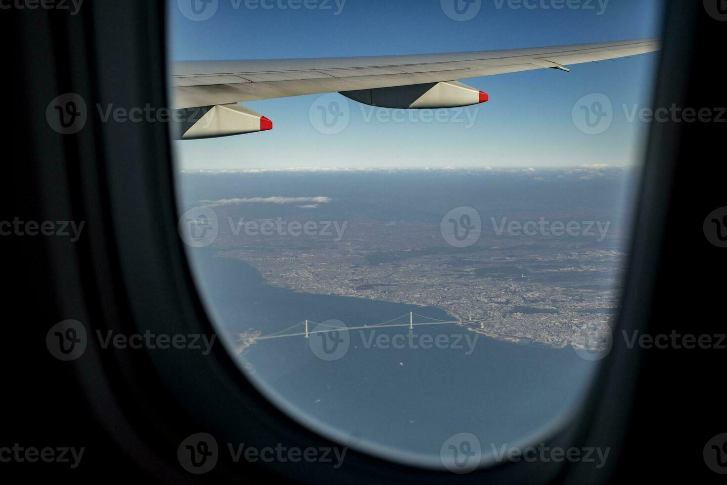 aereo Visualizza a partire dal aereo finestra al di sopra di akashi-kaikyo ponte attraversamento osaka baia Giappone foto