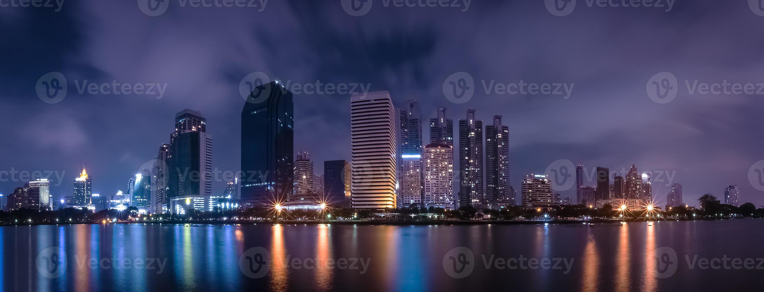 grande città nella vita notturna con il riflesso dell'onda d'acqua foto