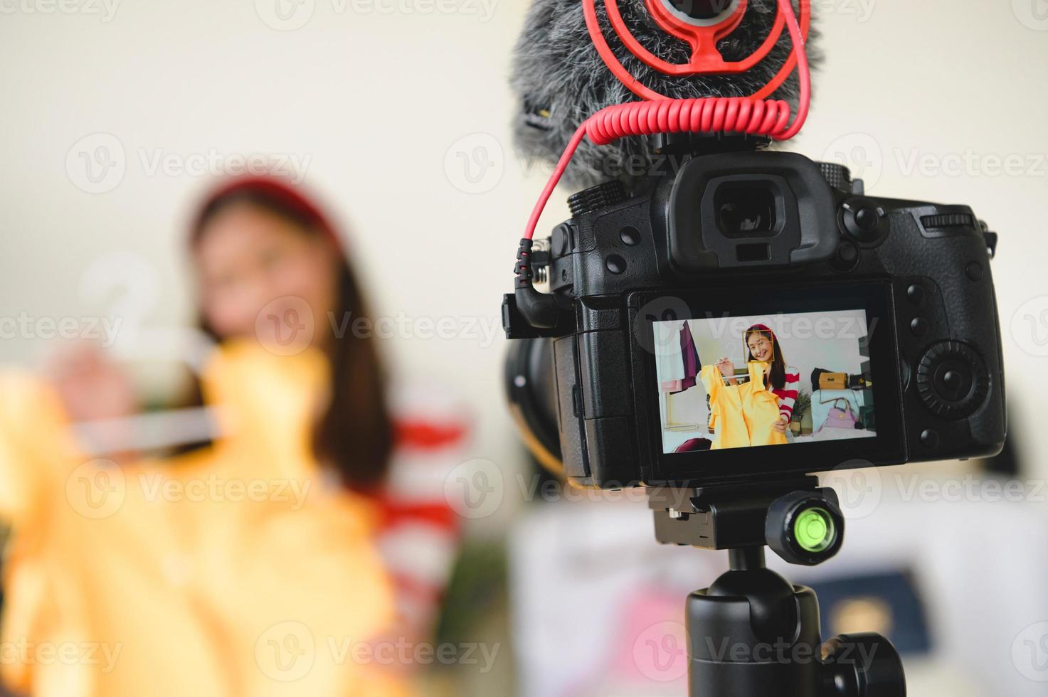 video professionale con fotocamera digitale dslr in diretta con blogger vlogger foto