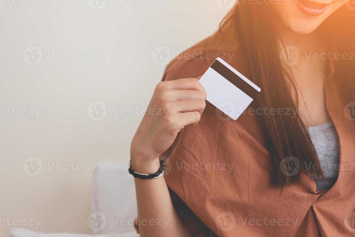 giovane donna felice utilizzando la carta di credito. affari e acquisti online foto