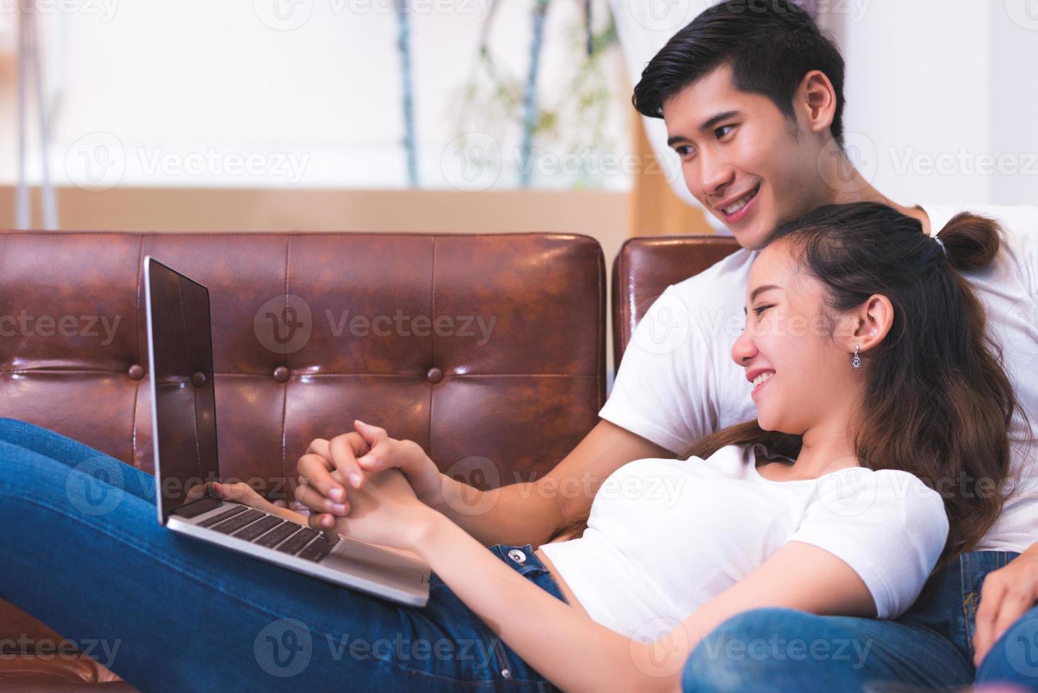 giovani coppie asiatiche che per mezzo del computer portatile. concetto di amanti e coppie foto