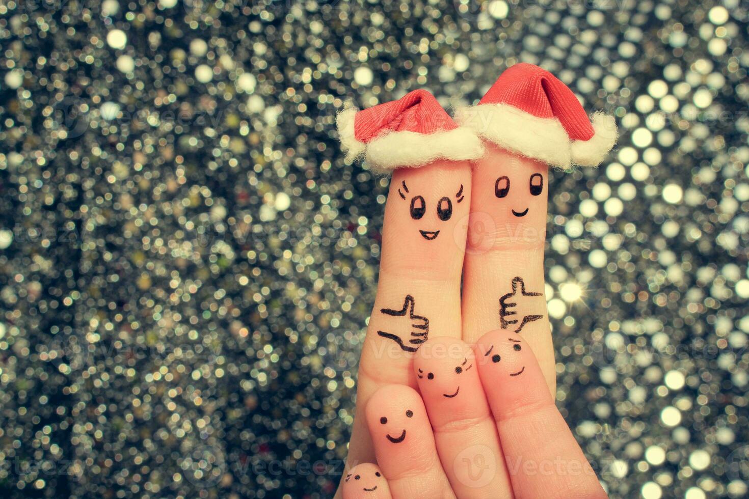 dito arte di grande famiglia celebra Natale. concetto di gruppo di persone ridendo nel nuovo anno cappelli. contento coppia mostrando pollici su. tonica Immagine. foto