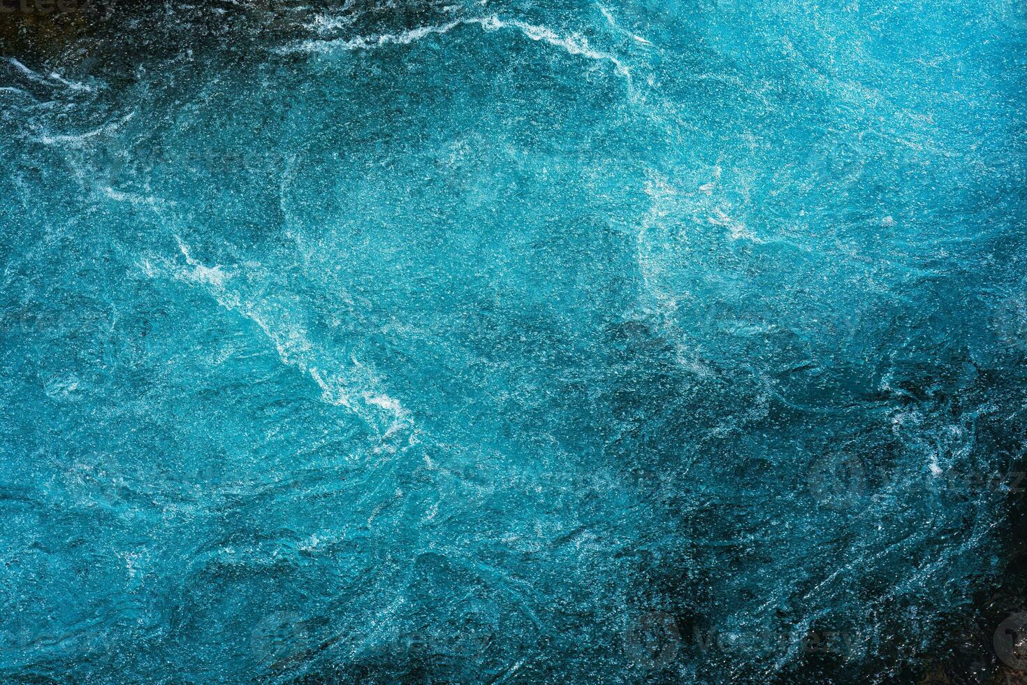 cristallo blu acqua con aria bolle fluente movimento foto