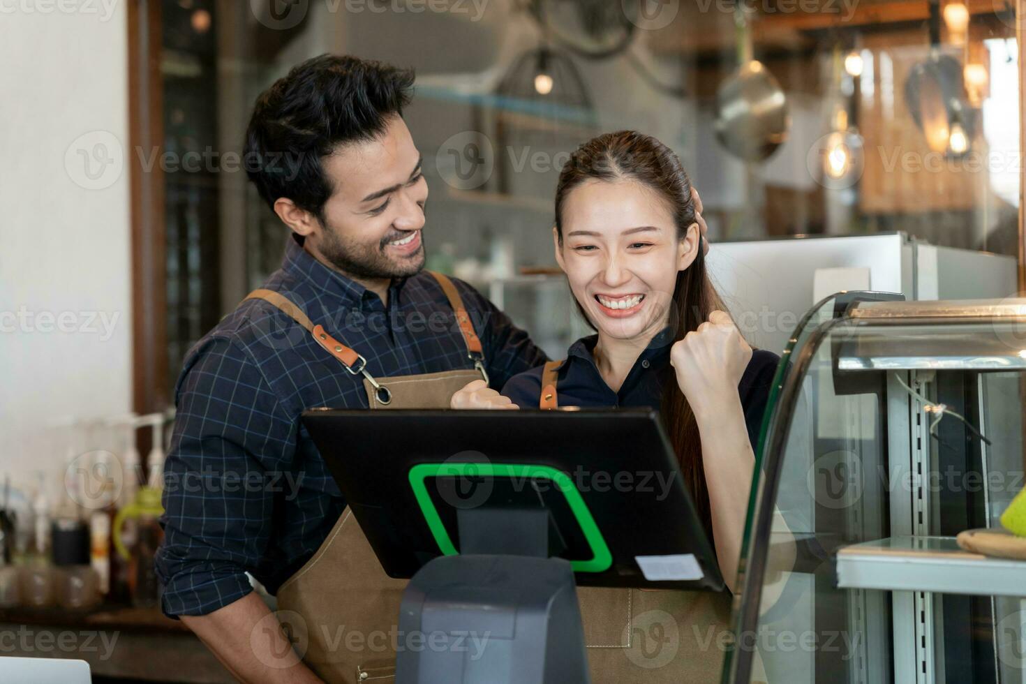 Asia coppia proprietario contento e Sorridi ricevere ordine a partire dal cliente. garanzie sicurezza, pulizia, Aperto il caffè negozio. Aperto per nuovo normale. piccolo attività commerciale, Benvenuto, ristorante, casa fatto, bar foto