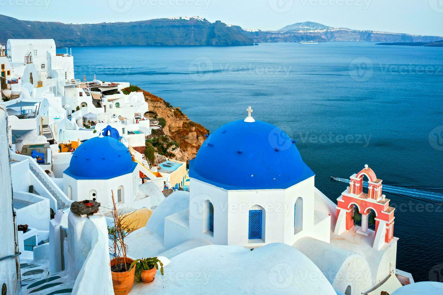 famoso Visualizza a partire dal punto di vista di santorini Oia villaggio con blu cupola di greco ortodosso cristiano Chiesa foto