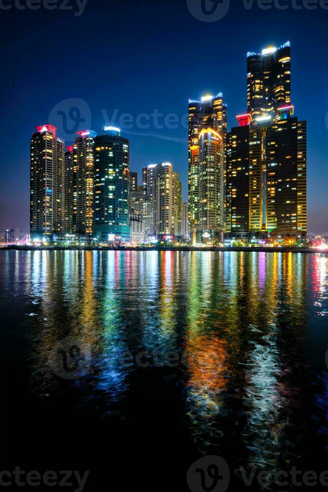 busan marina città grattacieli illuminato nel notte foto