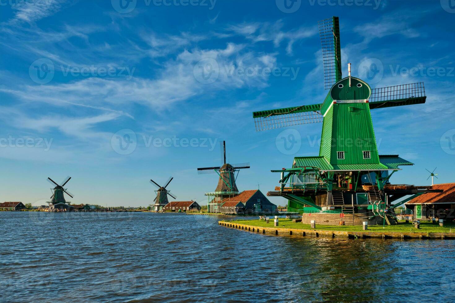 mulini a vento a zaanse schans nel Olanda su tramonto. zaandam, Olanda foto