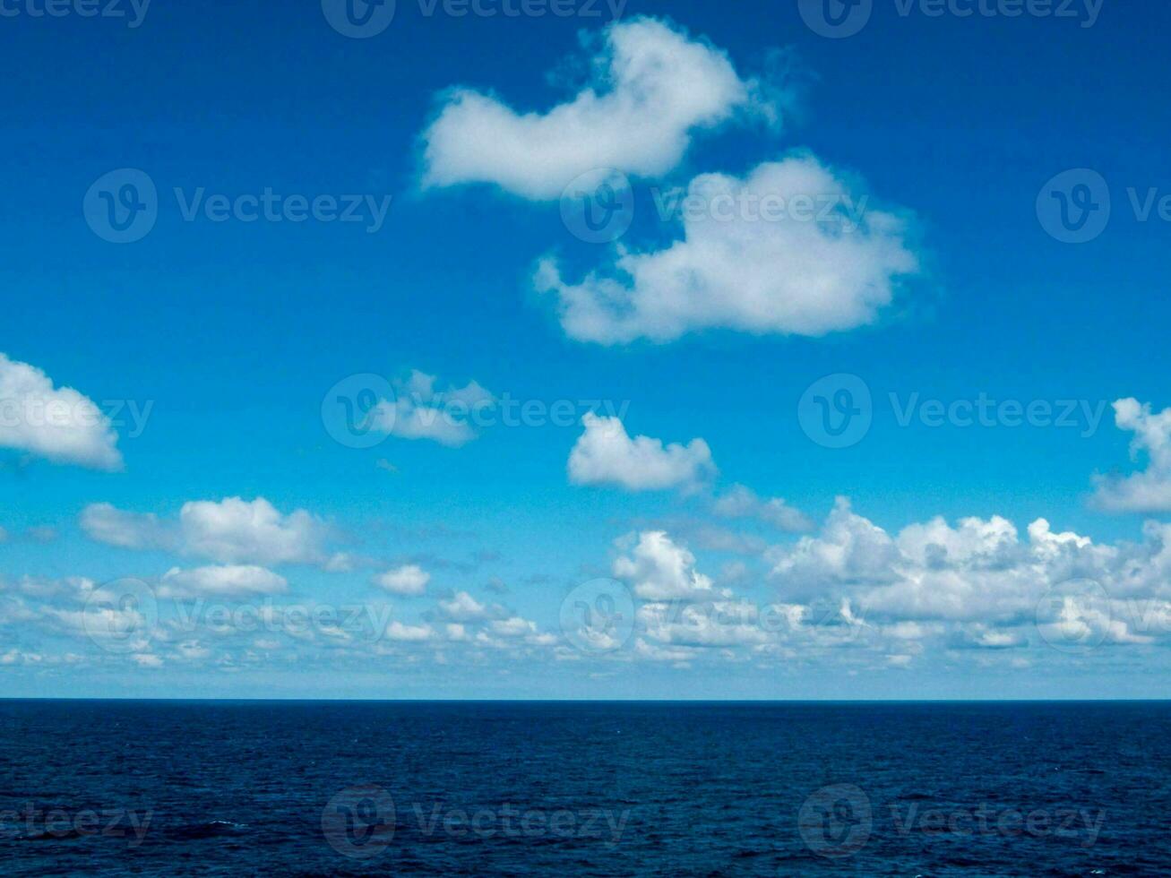 un' blu cielo con nuvole al di sopra di il oceano foto