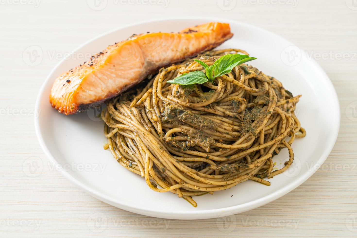 spaghetti al pesto con salmone grigliato foto