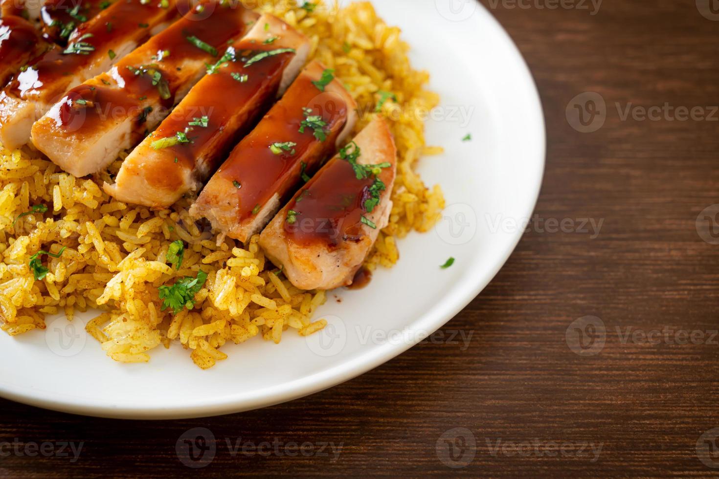 pollo alla griglia dolce e peperoncino con riso al curry foto