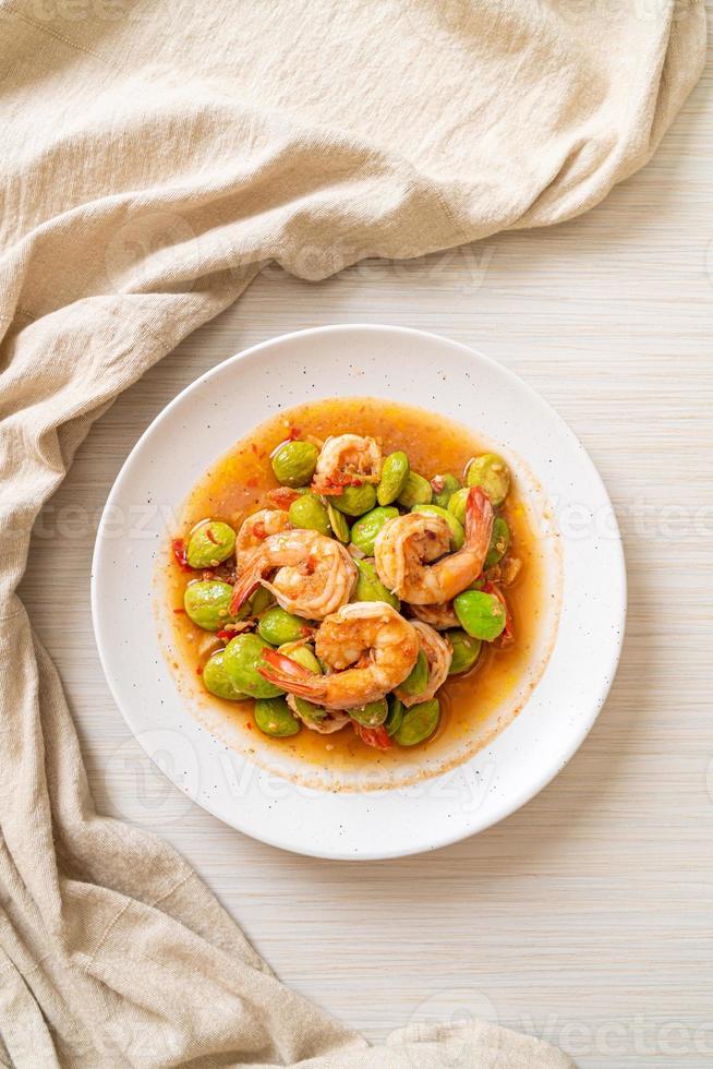 Fagioli a grappolo saltati in padella con gamberi foto