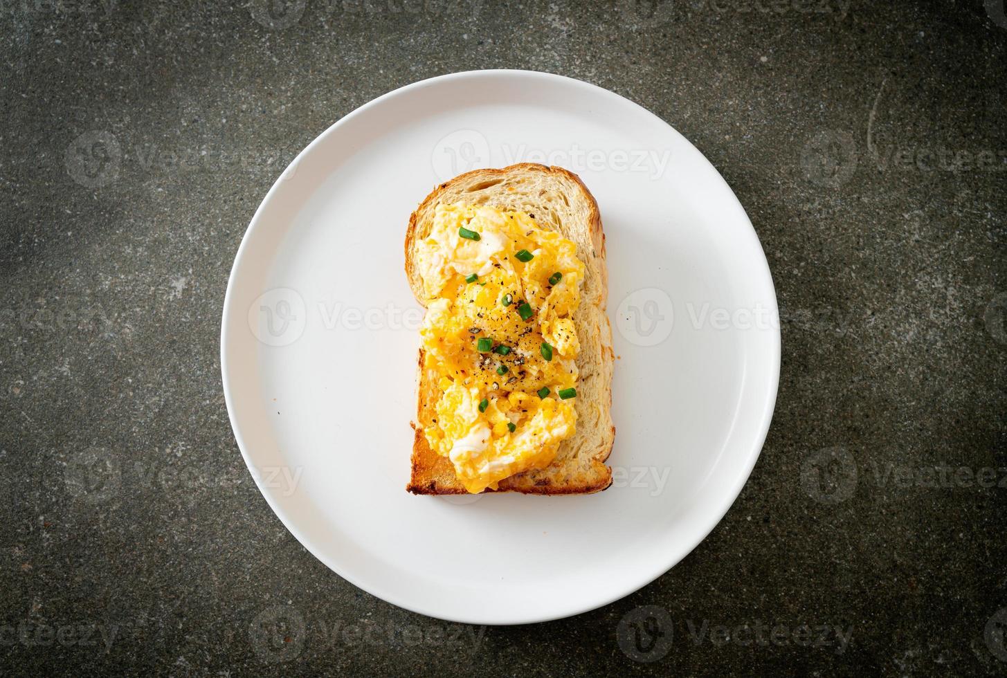 pane tostato con uova strapazzate foto