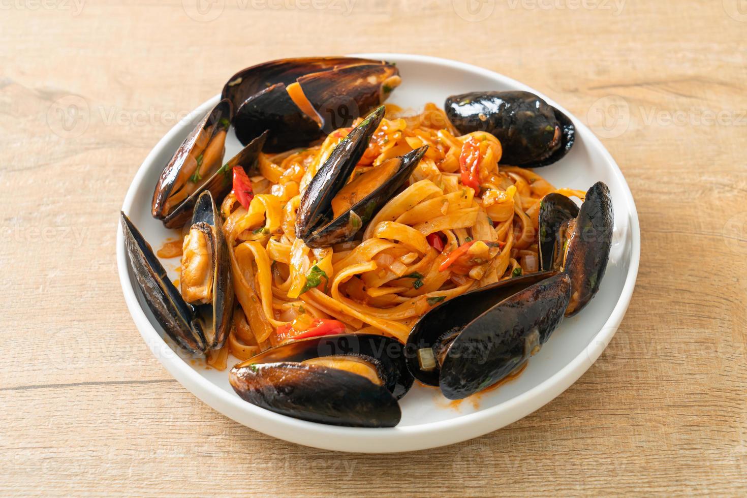 spaghetti con cozze o vongole e salsa di pomodoro foto