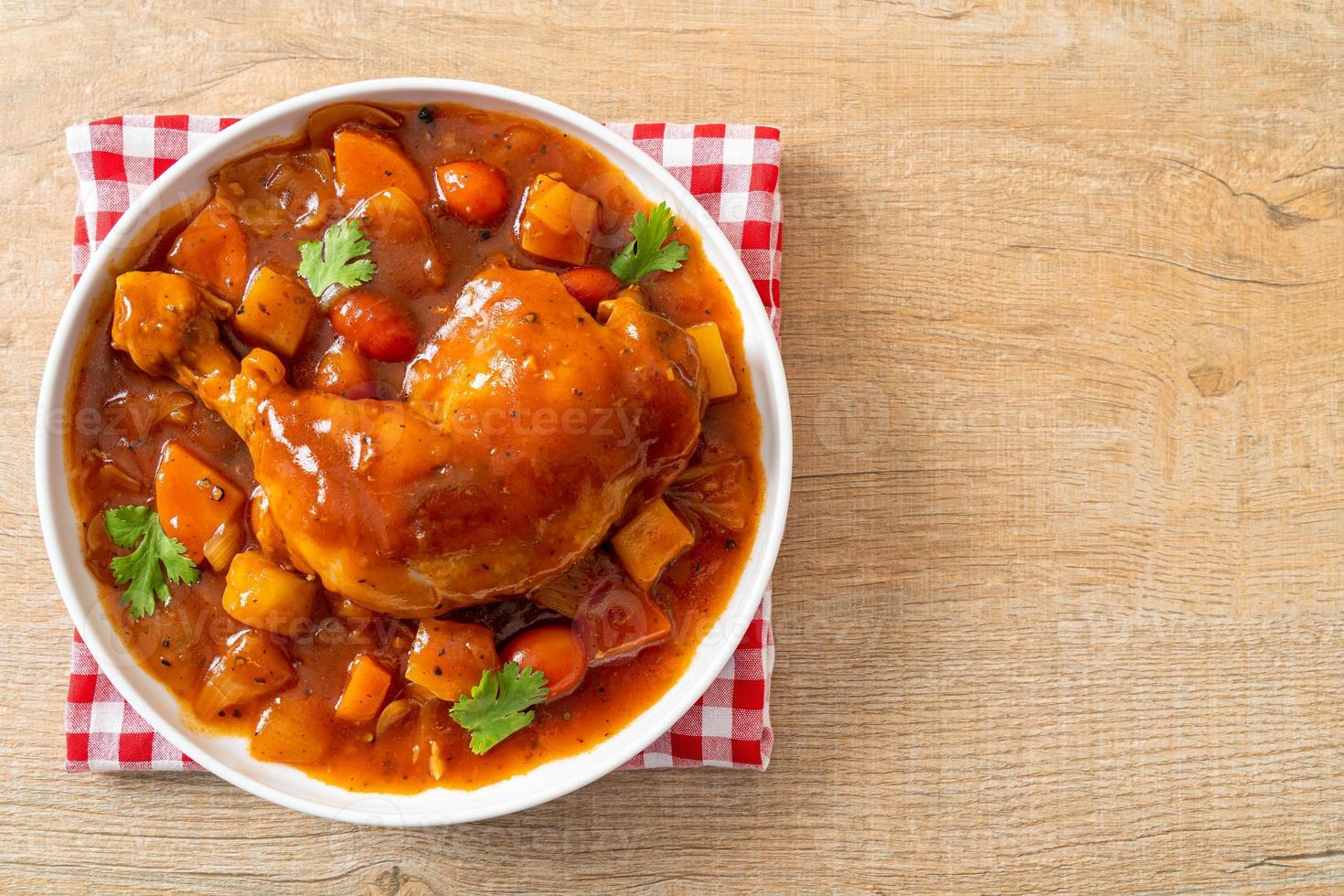 spezzatino di pollo con pomodori, cipolle, carote e patate foto