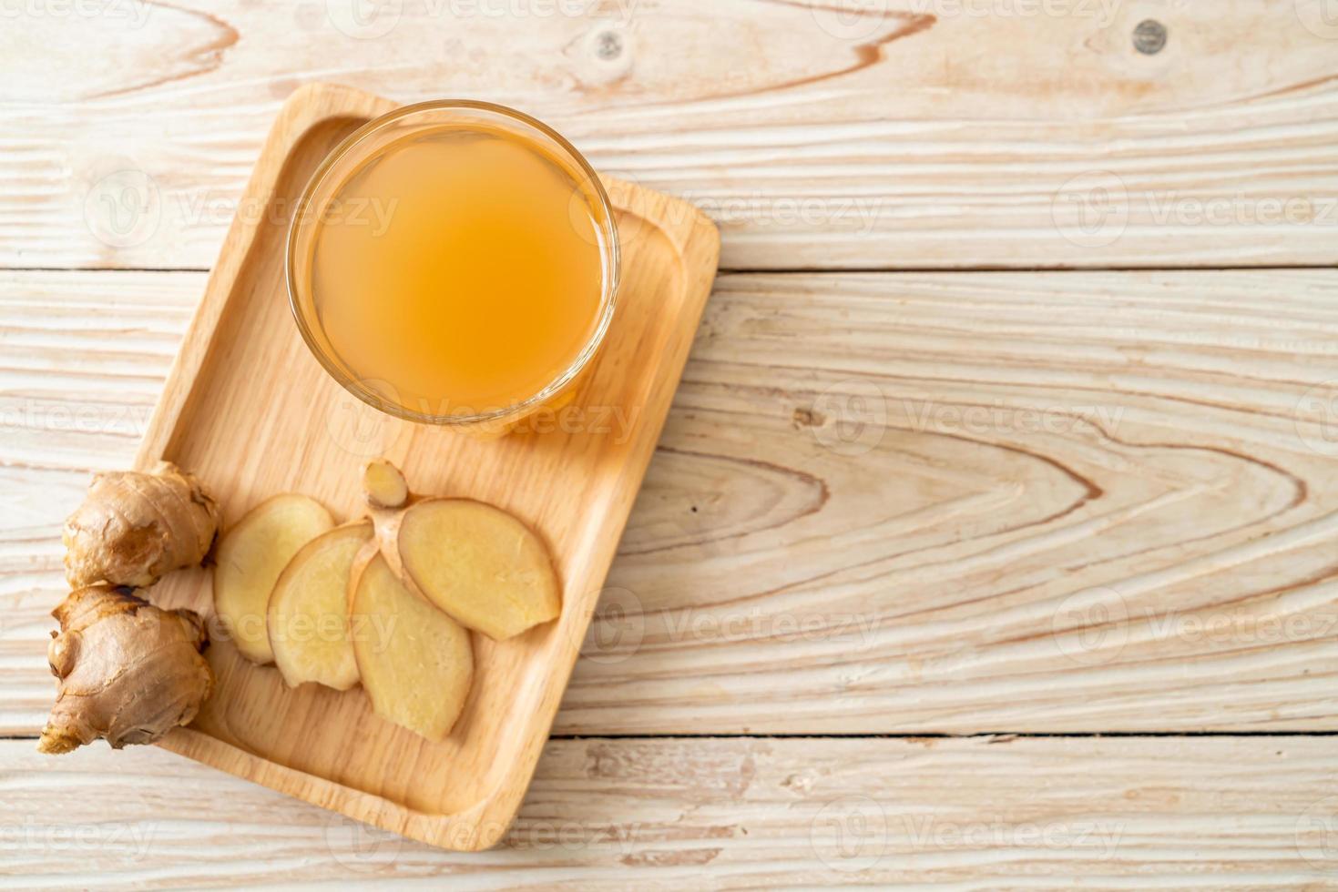 bicchiere di succo di zenzero fresco e caldo foto