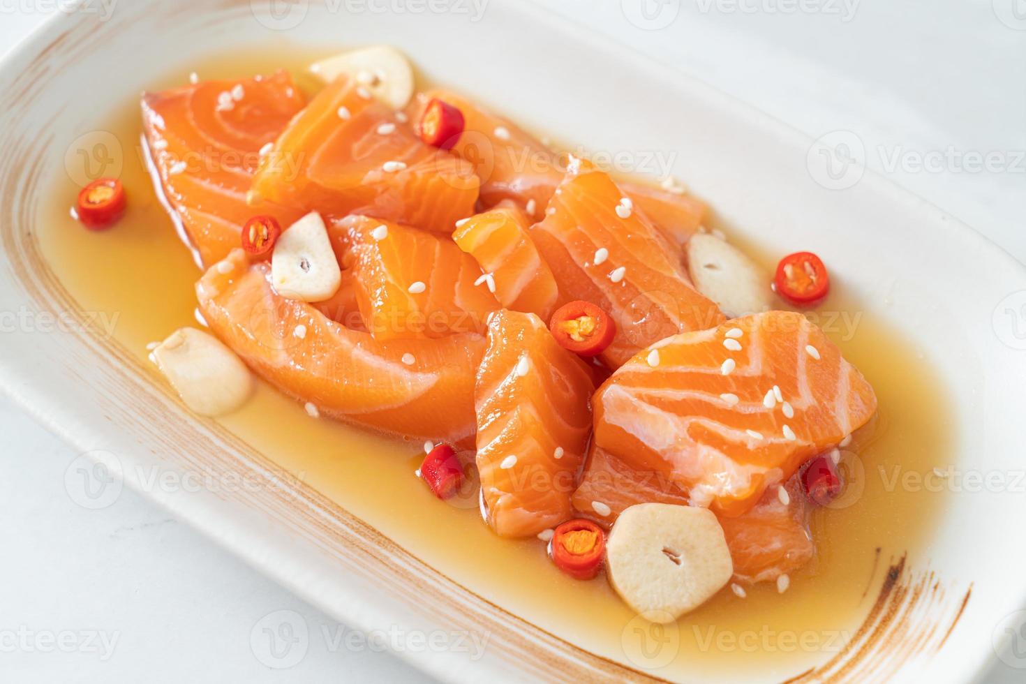 salmone fresco crudo marinato shoyu o salsa di soia marinata al salmone foto
