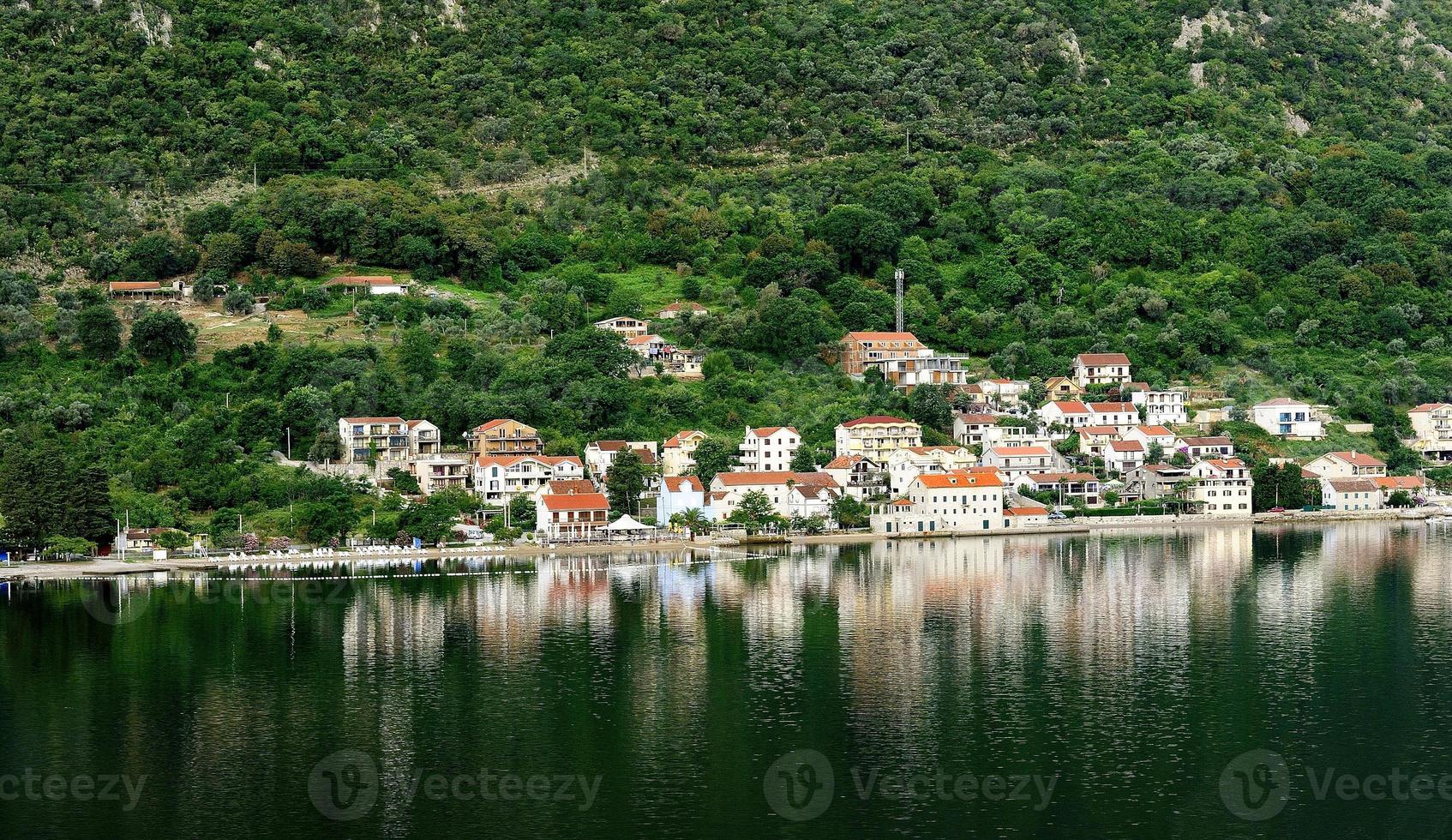 riflessi del villaggio nella baia di kotor foto