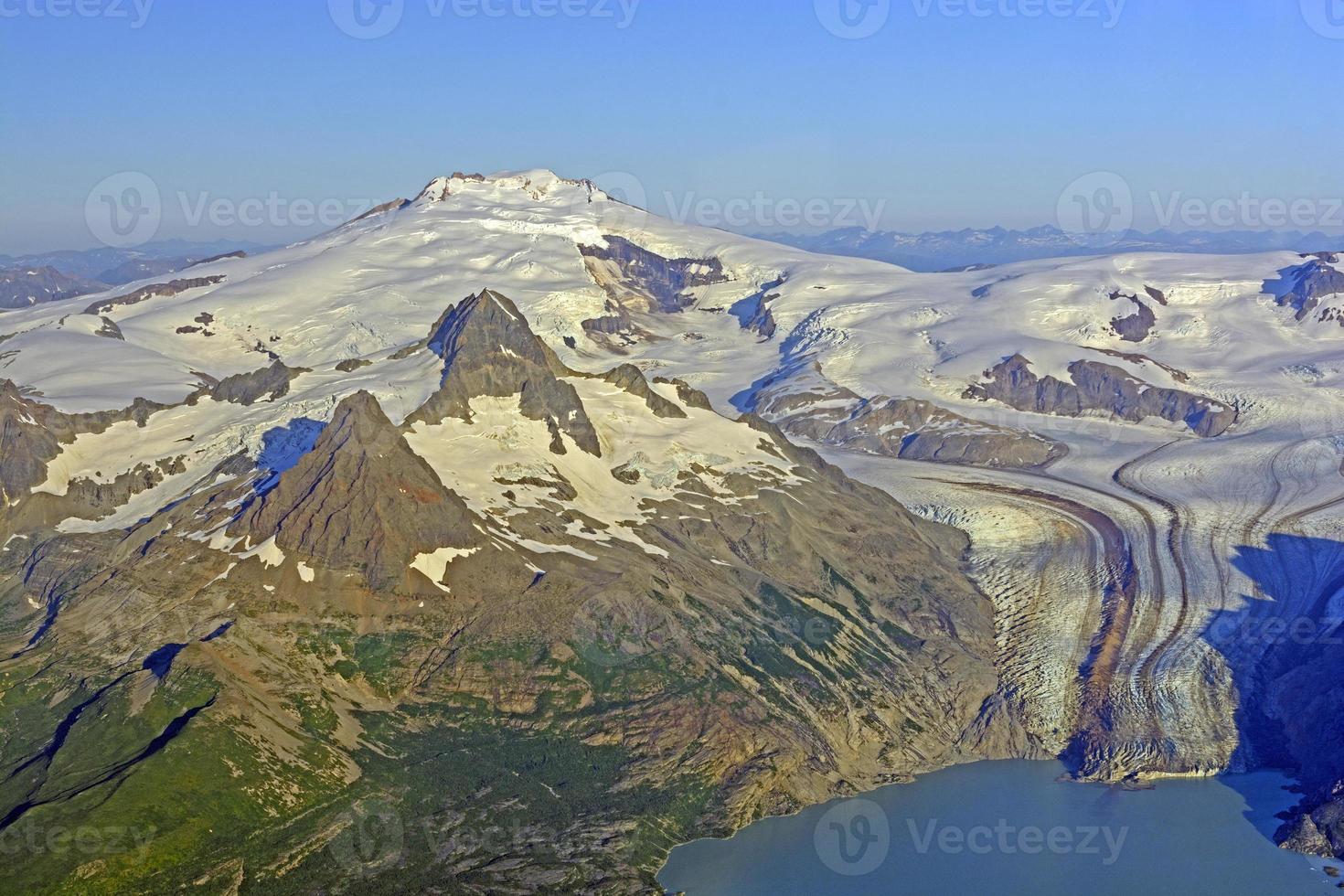 vista aerea di un vulcano remoto e di un ghiacciaio in alaska foto