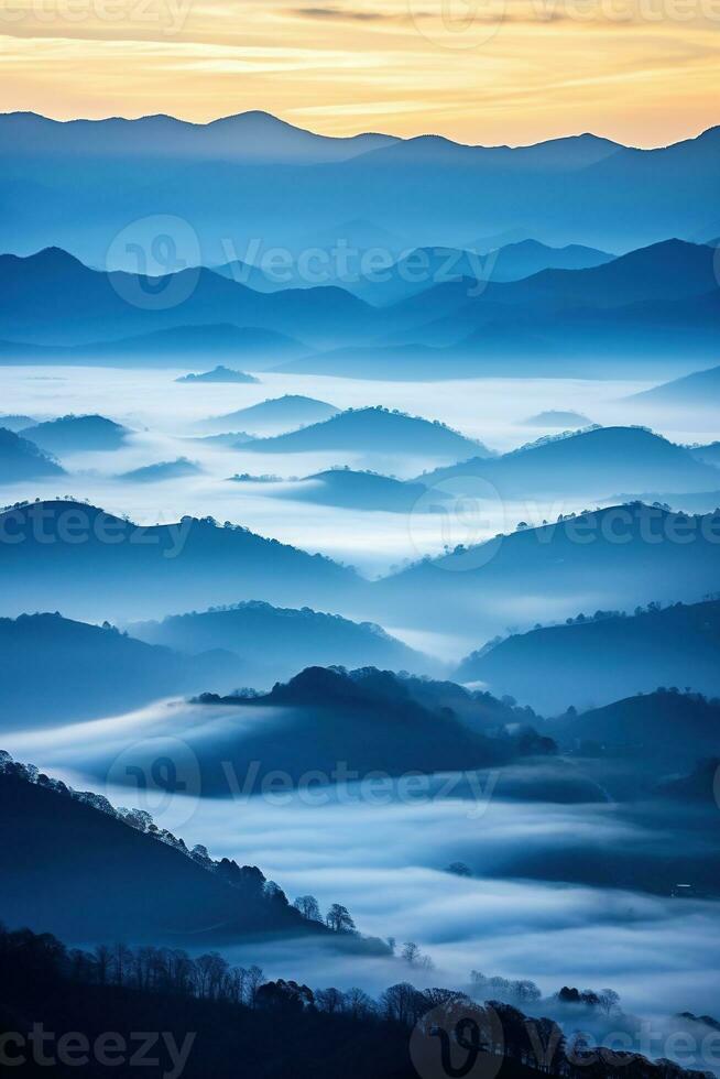 ai generato bellissimo paesaggio di montagne nel nebbioso mattina.bellezza nel natura. foto