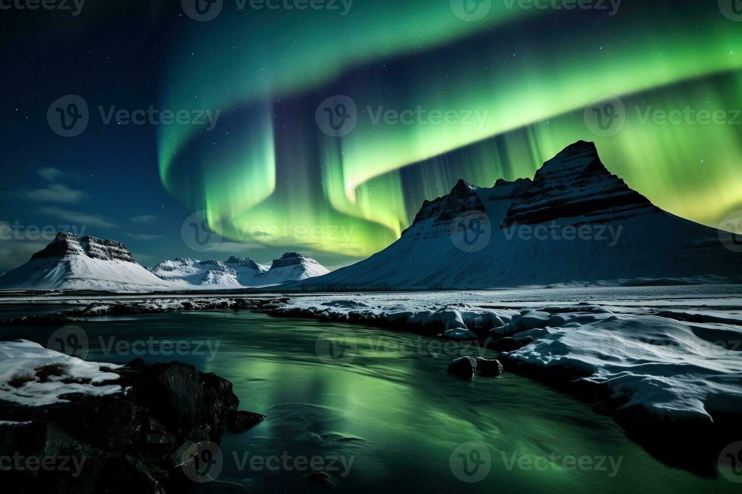 aurora Borealis nel Islanda con neve coperto montagne e riflessione ai generato foto