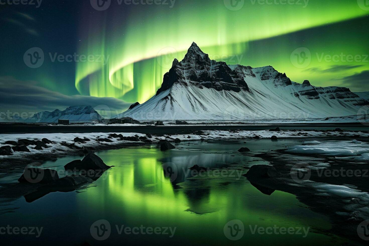 aurora Borealis nel Islanda con neve coperto montagne e riflessione ai generato foto