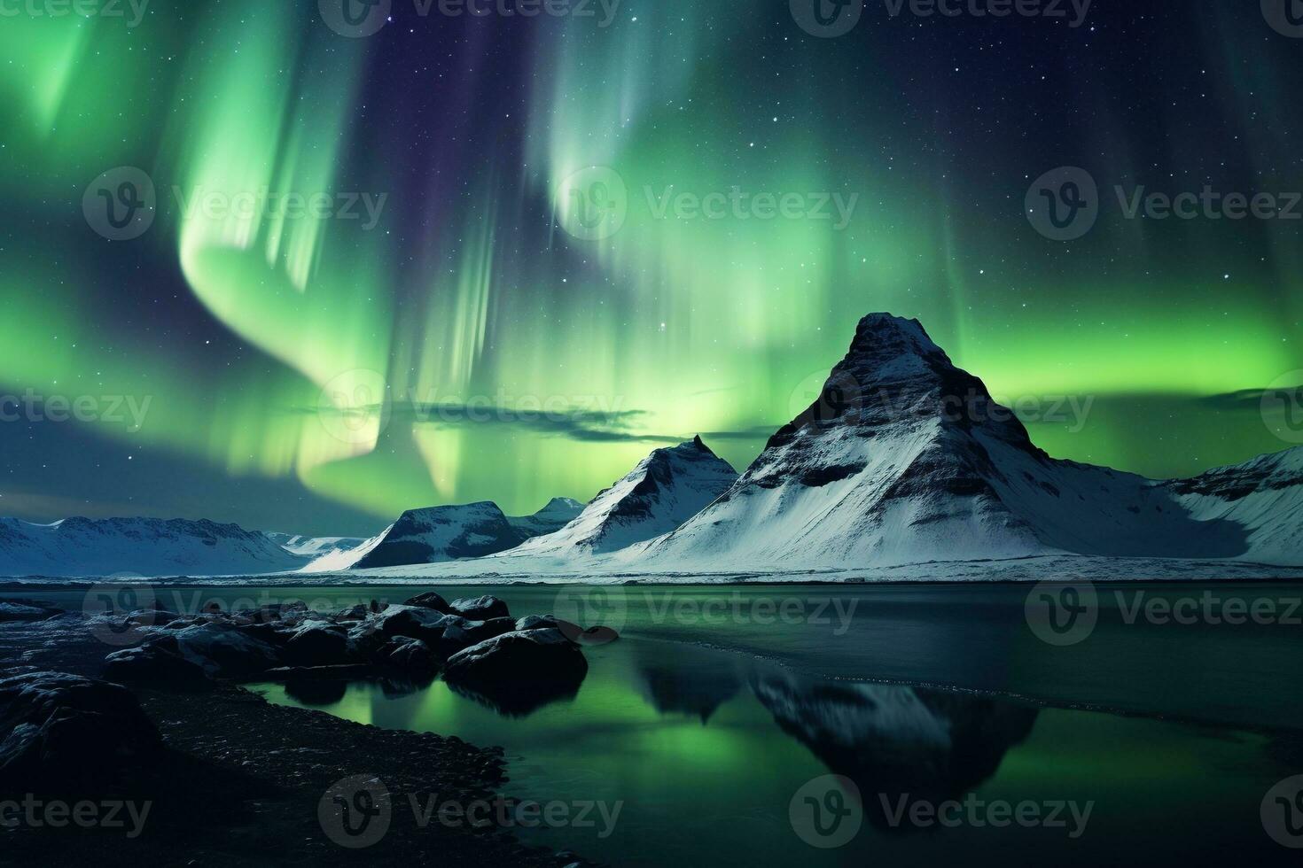 aurora Borealis nel Islanda con neve coperto montagne e riflessione ai generato foto