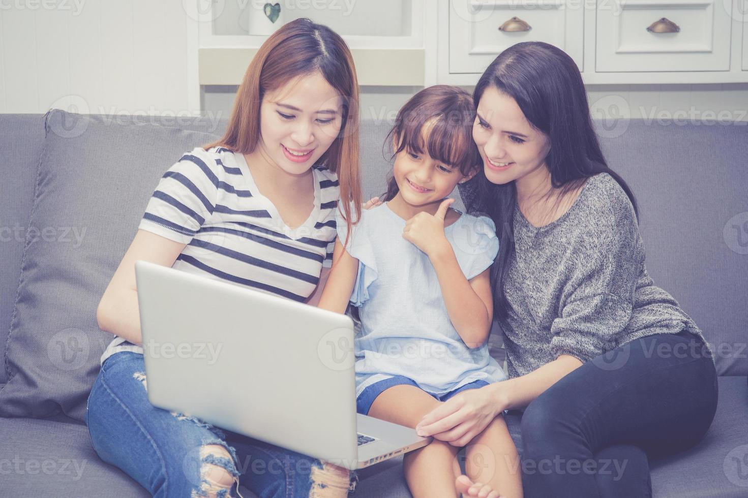 famiglia e figlia che hanno tempo insieme imparando con l'uso del laptop. foto