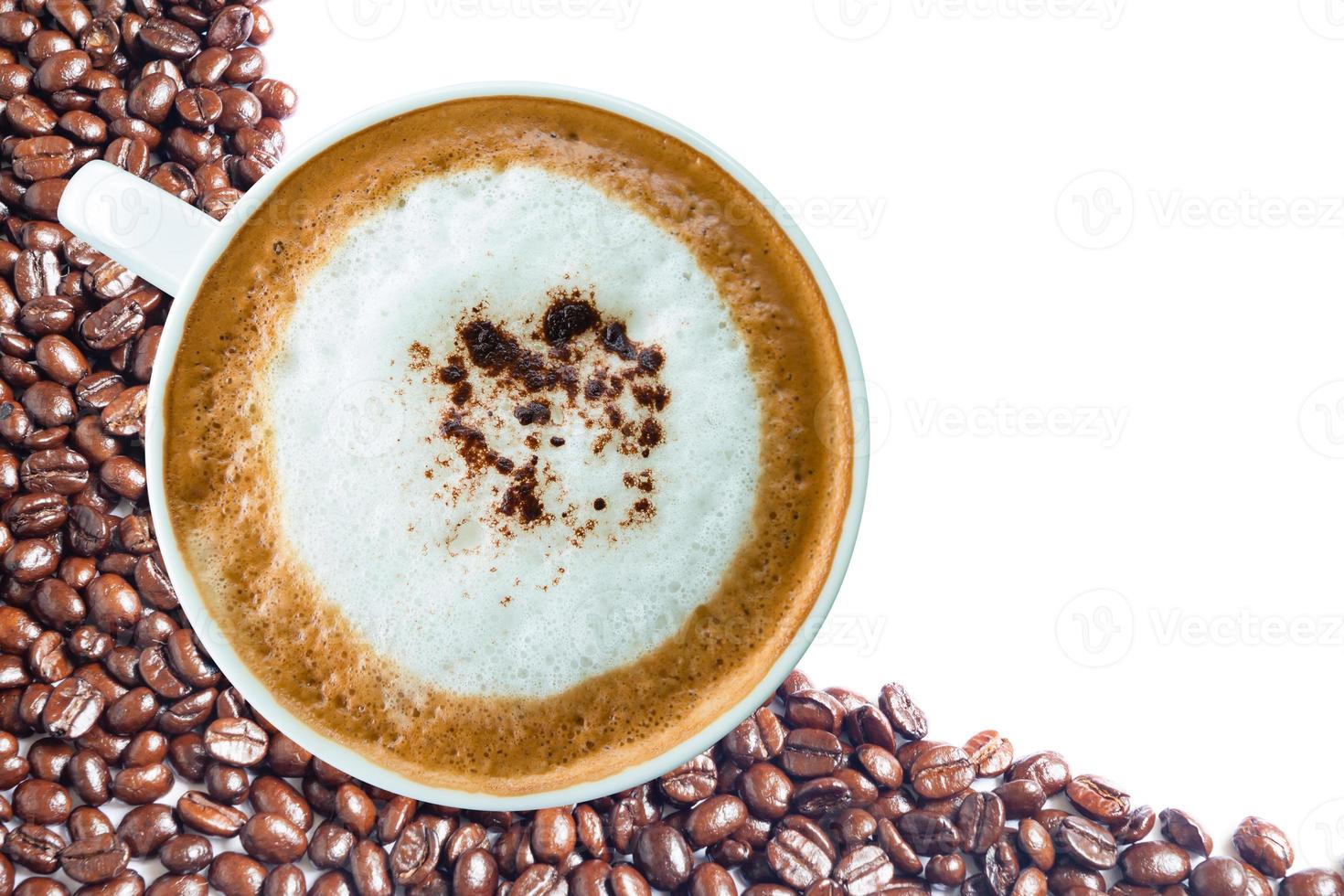 tazza di caffè caldo con tracciato di ritaglio e chicchi di caffè vista dall'alto su bianco foto