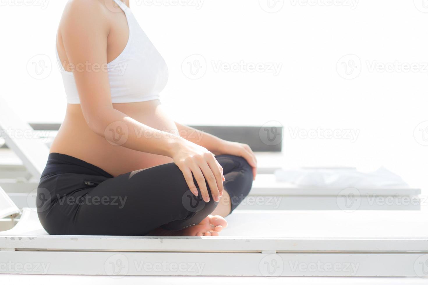 incinta asiatica giovane donna rilassarsi nel parco. foto
