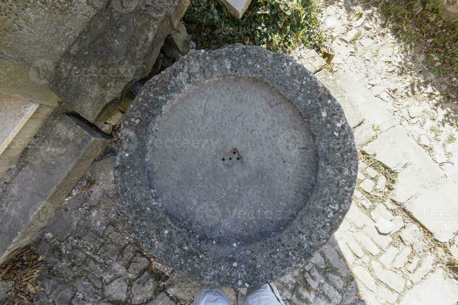 superiore Visualizza di un vecchio pietra lavabo al di sopra di un' ciottolo pavimento foto