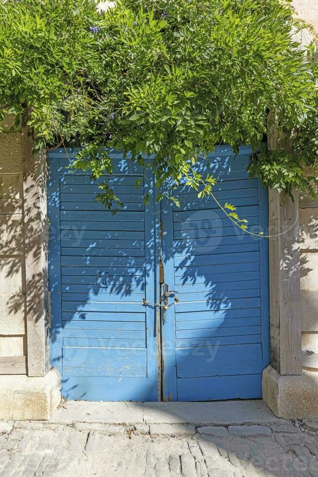 Immagine di un' blu Ingresso porta per un' Residenziale edificio con un antico facciata foto