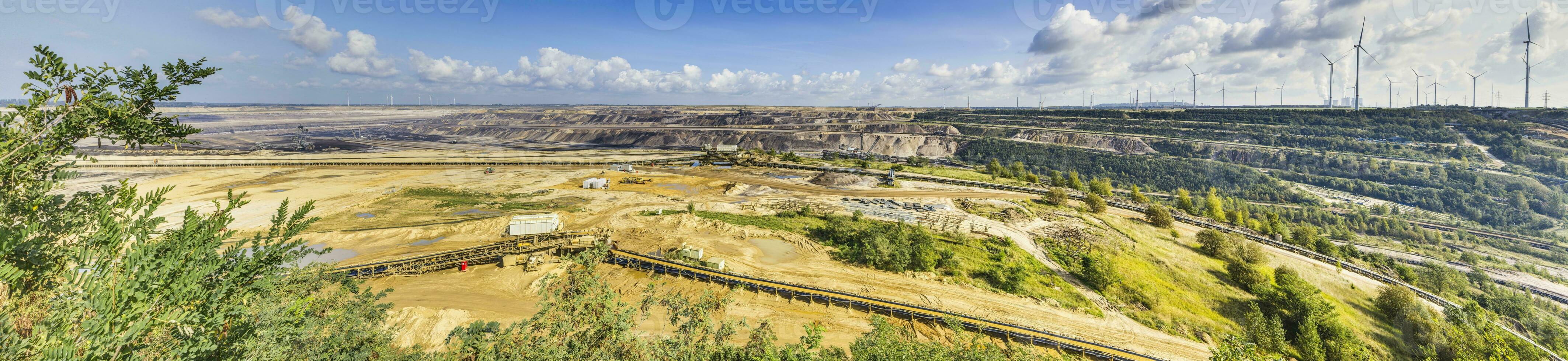 panoramico Immagine di il Garzweiler a cielo aperto carbone il mio nel Germania foto
