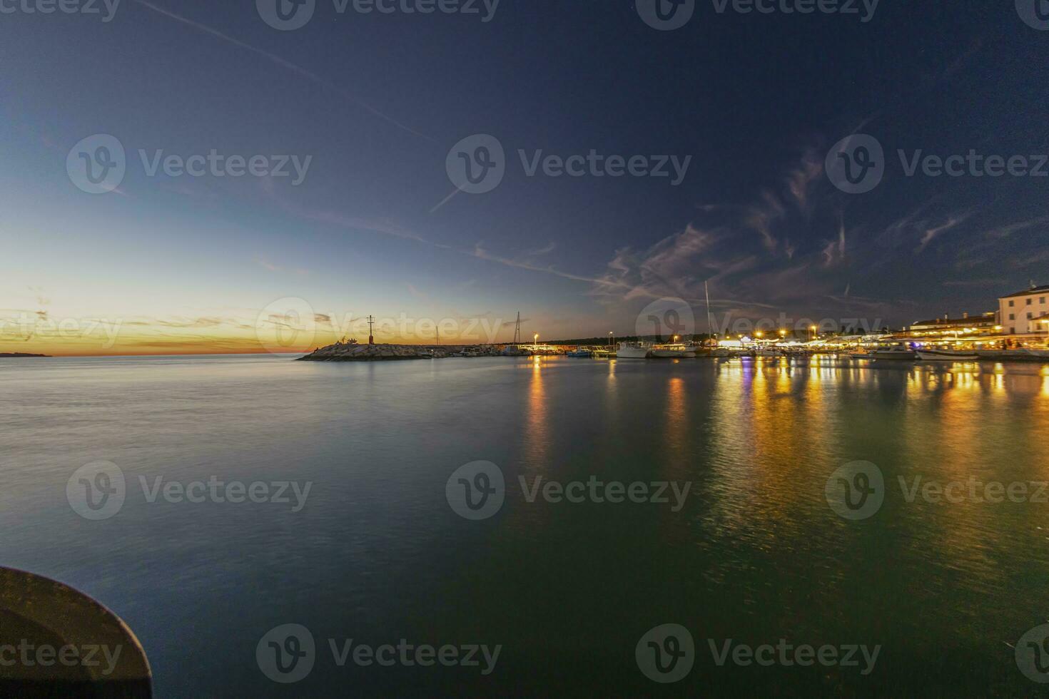 tramonto nel il porto di il croato costiero villaggio di fasana foto