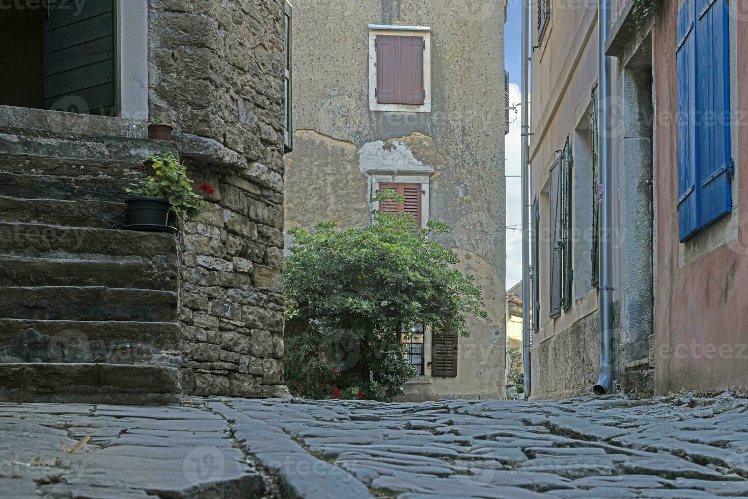 immagine a partire dal il cittadina di grosignana con idilliaco acciottolato strade e edifici fatto di naturale pietra foto