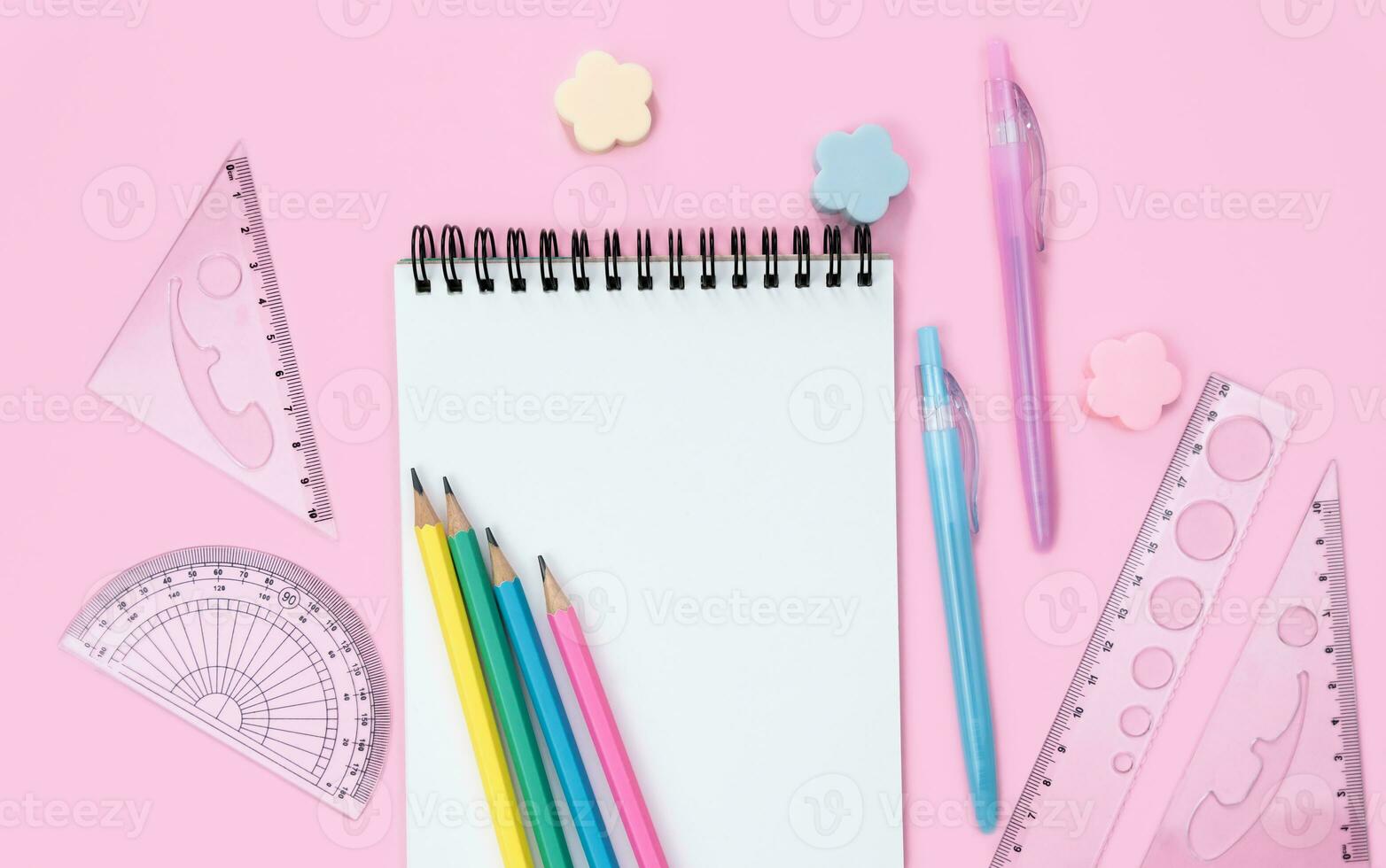 flatlay composizione con vuoto bloc notes e scuola Stazionario su un' rosa sfondo. indietro per scuola. superiore Visualizza. copia spazio. foto