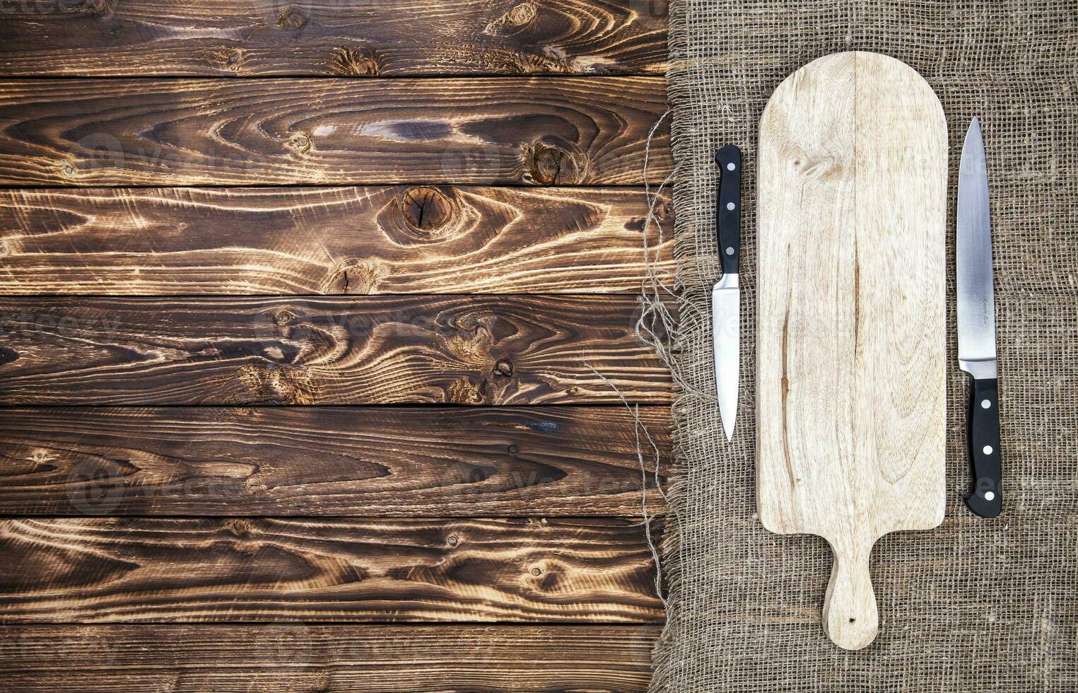 taglio tavola con coltello su buio di legno tavolo. superiore Visualizza. copia spazio foto