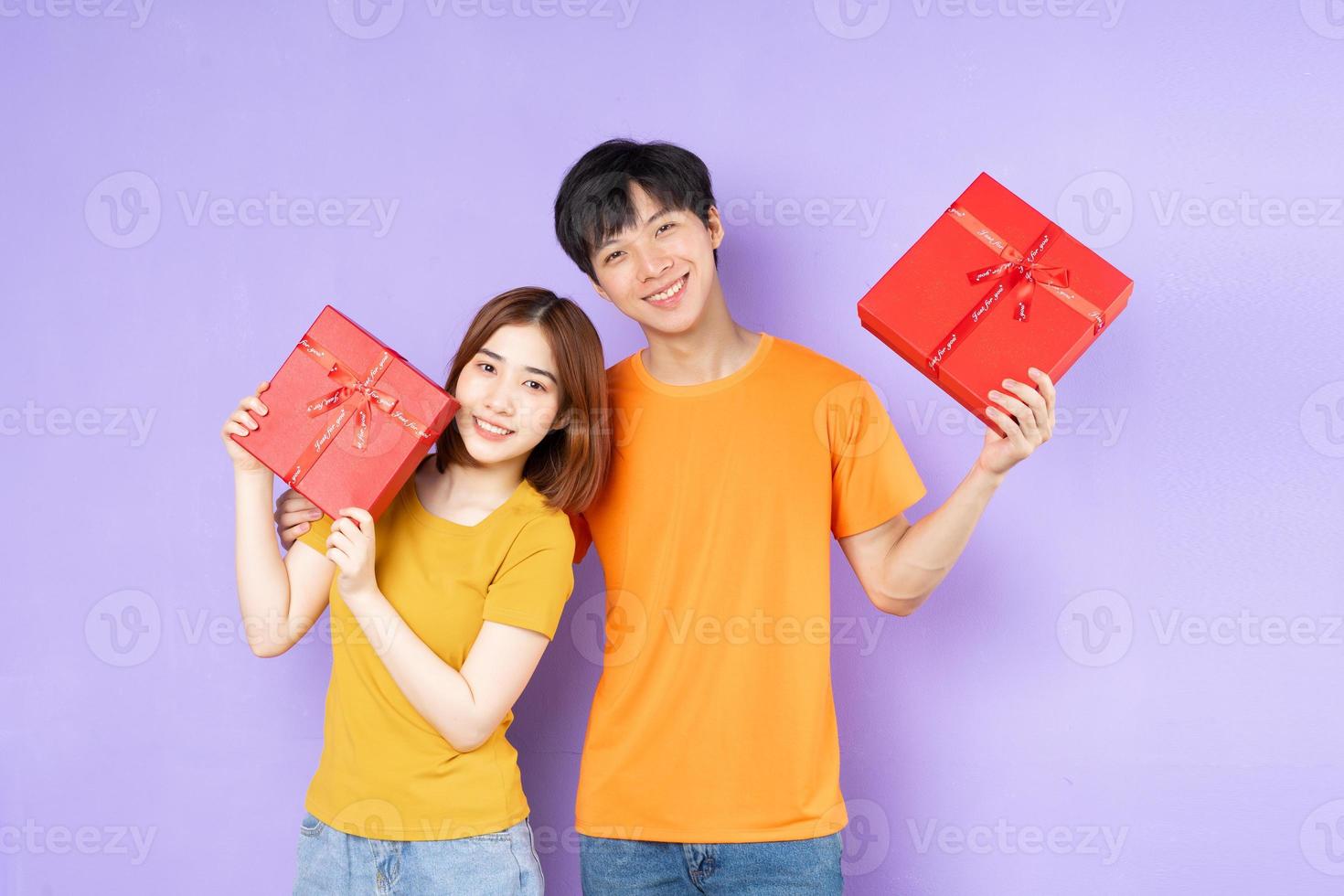 ritratto di coppia asiatica, isolato su sfondo viola foto