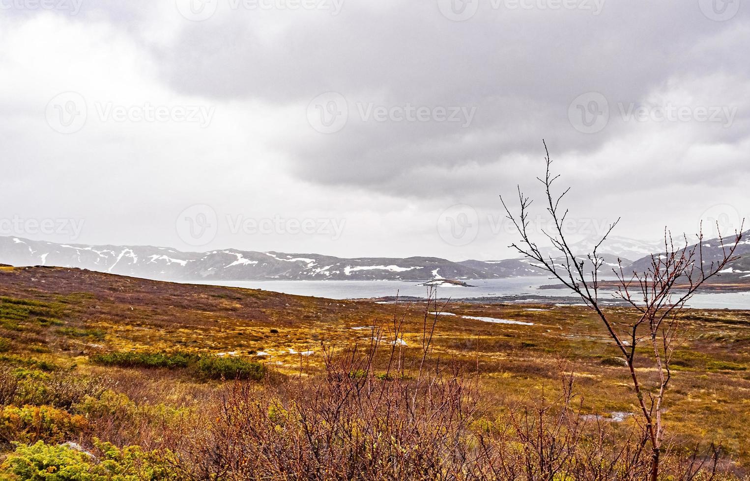 panorama del lago vavatn a hemsedal, norvegia foto