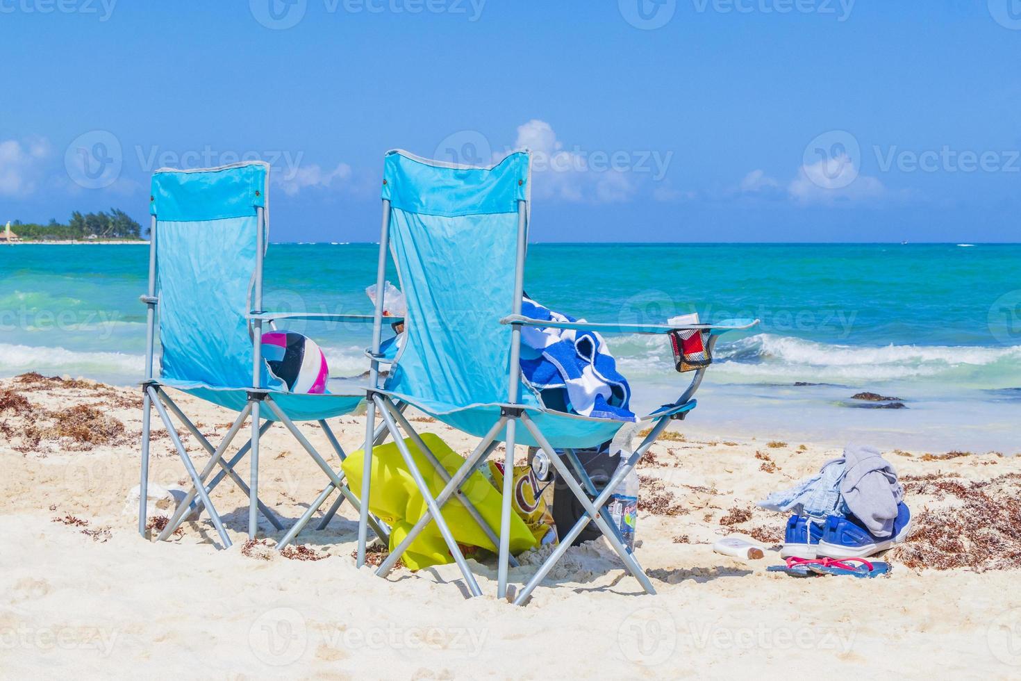sedie a sdraio blu sulla spiaggia playa del carmen messico. foto