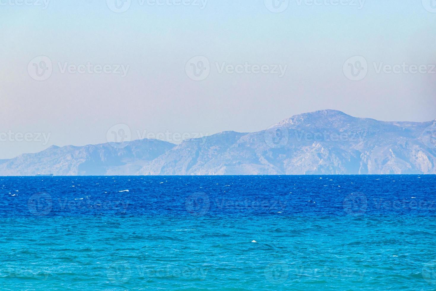 kremasti beach rodi grecia acqua turchese e vista della turchia. foto