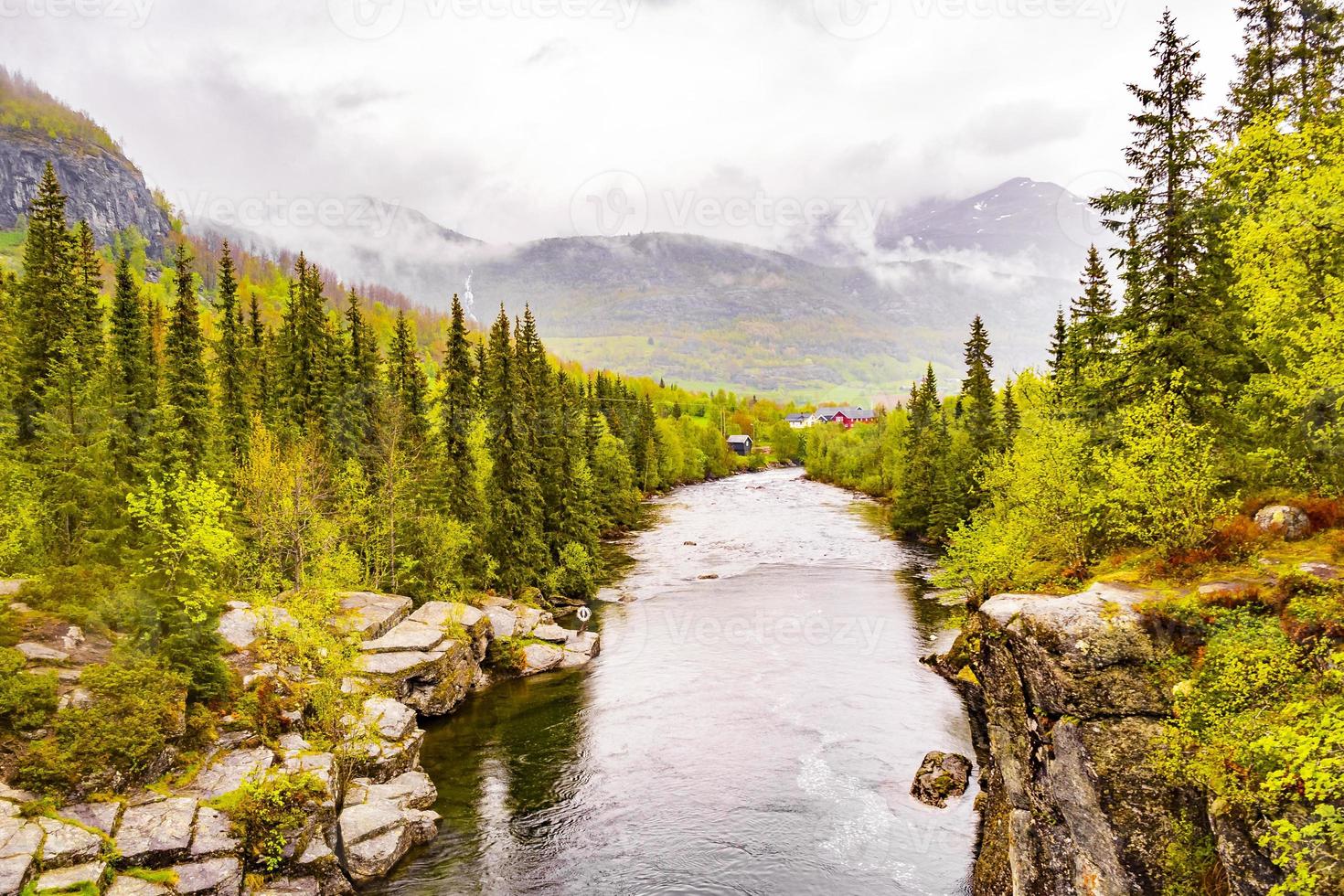 fiume della cascata rjukandefossen hemsedal viken norvegia. foto