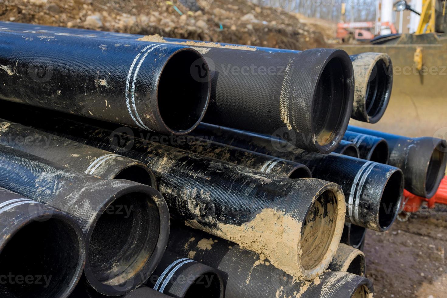 tubi in polipropilene per la conduttura dell'acqua tubi in plastica nera. foto