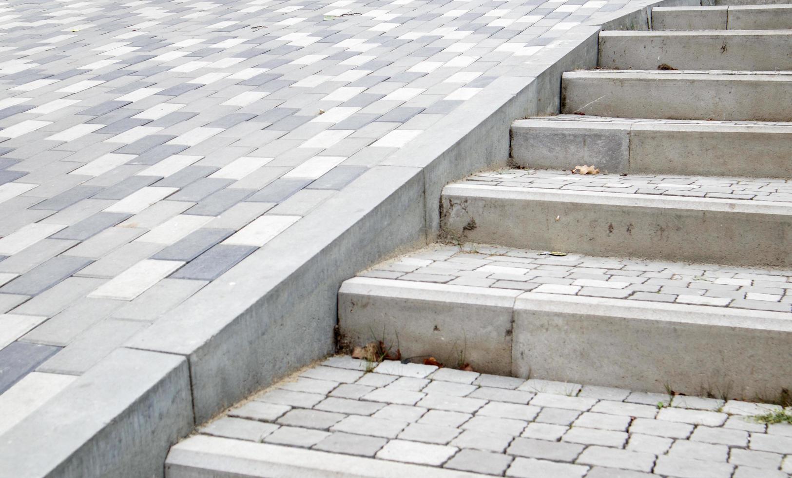 gradini da lastre di pavimentazione e cordoli. file di gradini grigi fatti di grigio foto