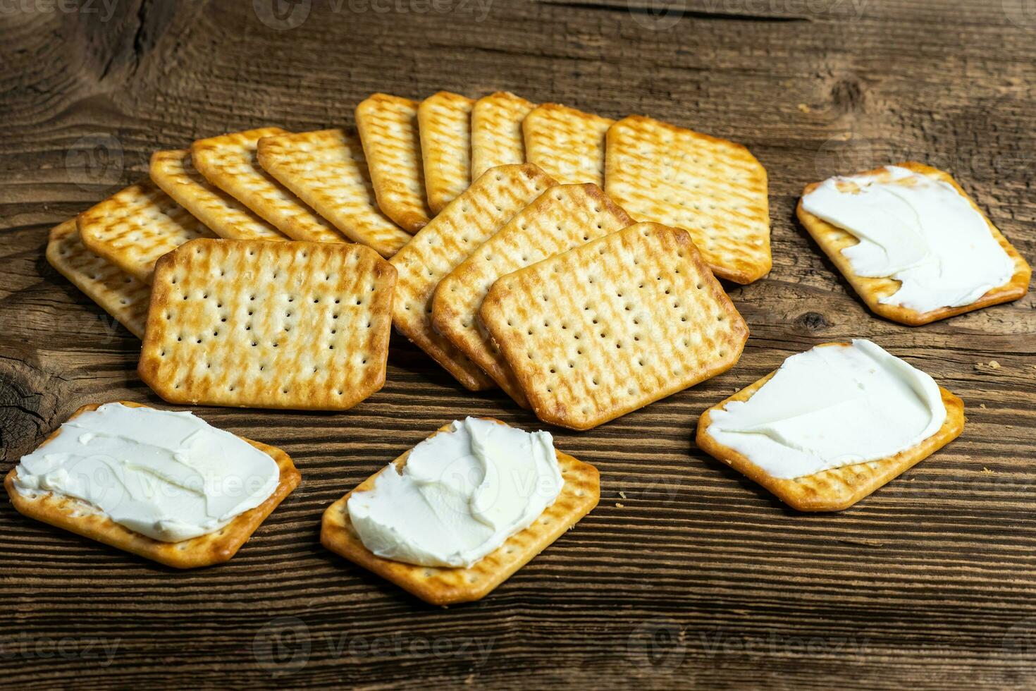 cracker diffusione con formaggio come un' leggero merenda su un' di legno tavola foto