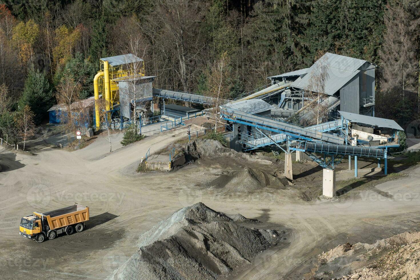 camion e estrazione attrezzatura nel il cava. industriale pietra cave. foto