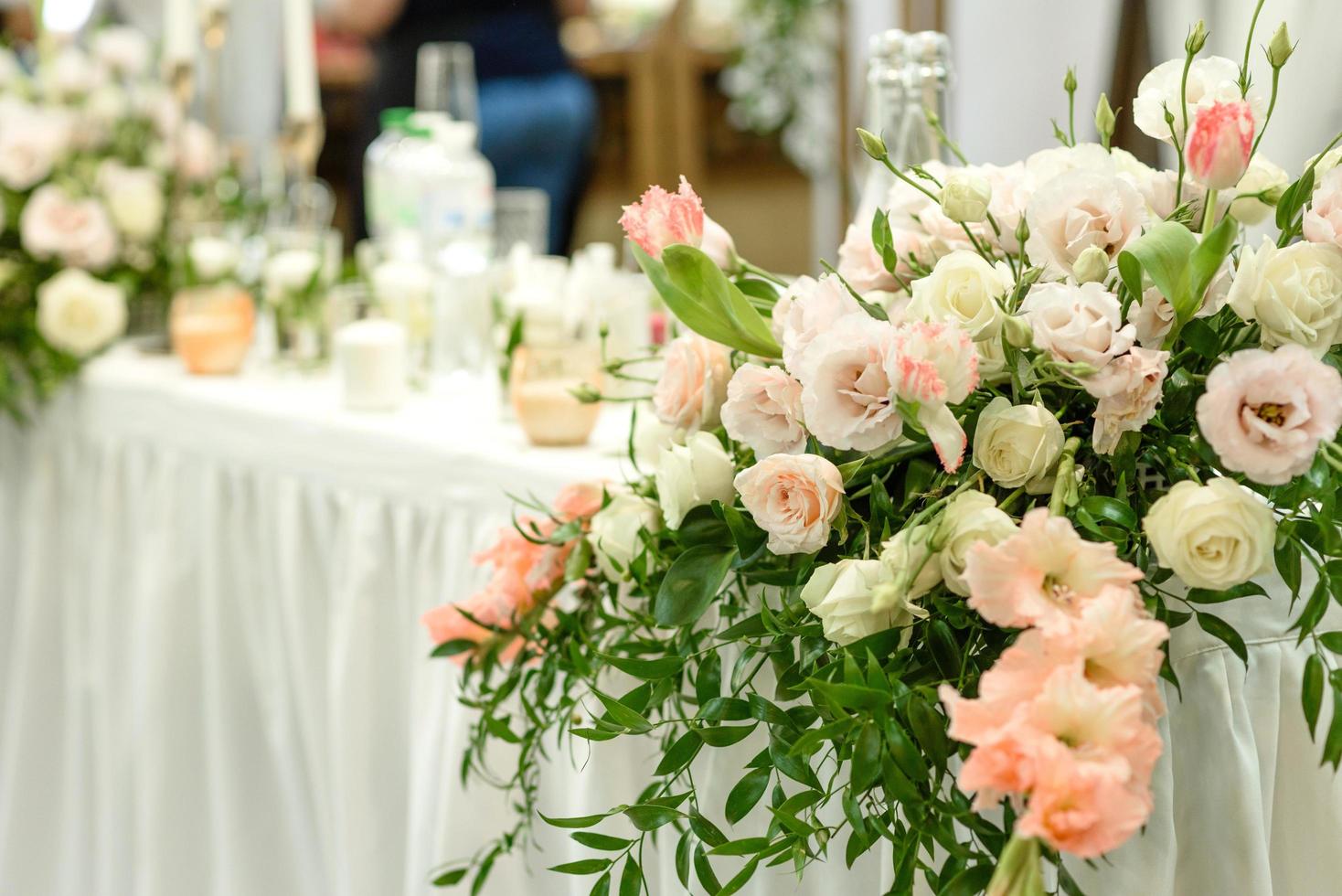 bellissime composizioni floreali nel ristorante foto