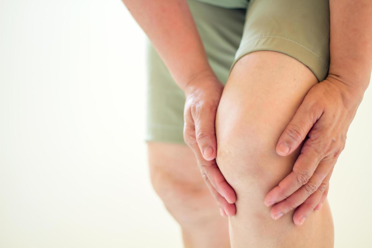 soft focus di vecchie donne asiatiche con lesioni al ginocchio foto