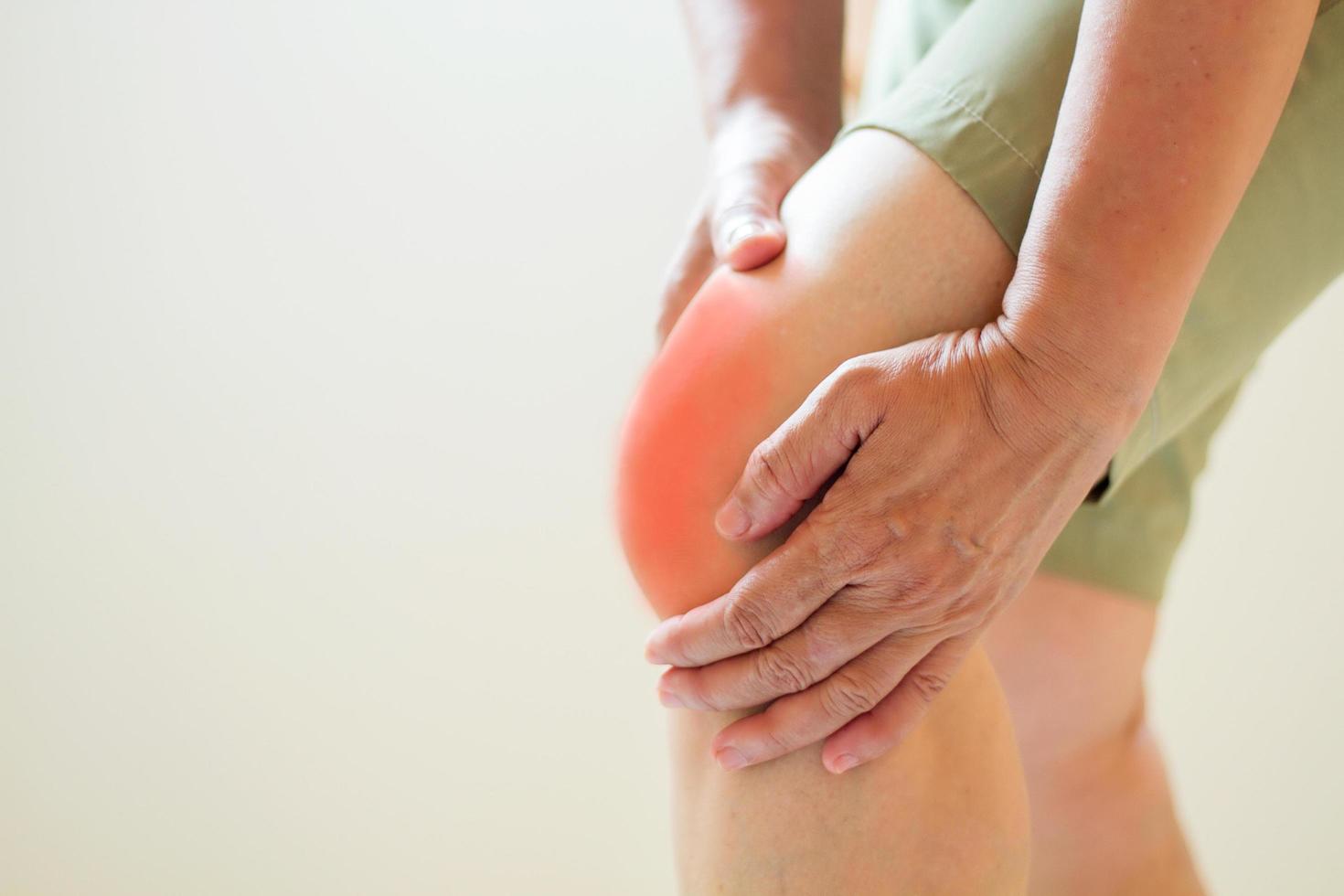 soft focus di vecchie donne asiatiche con lesioni al ginocchio foto