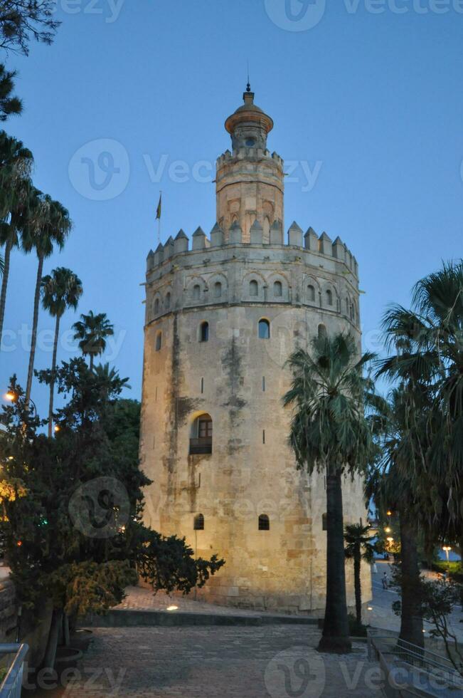 torre del oro trad. Torre di oro nel sevilla foto